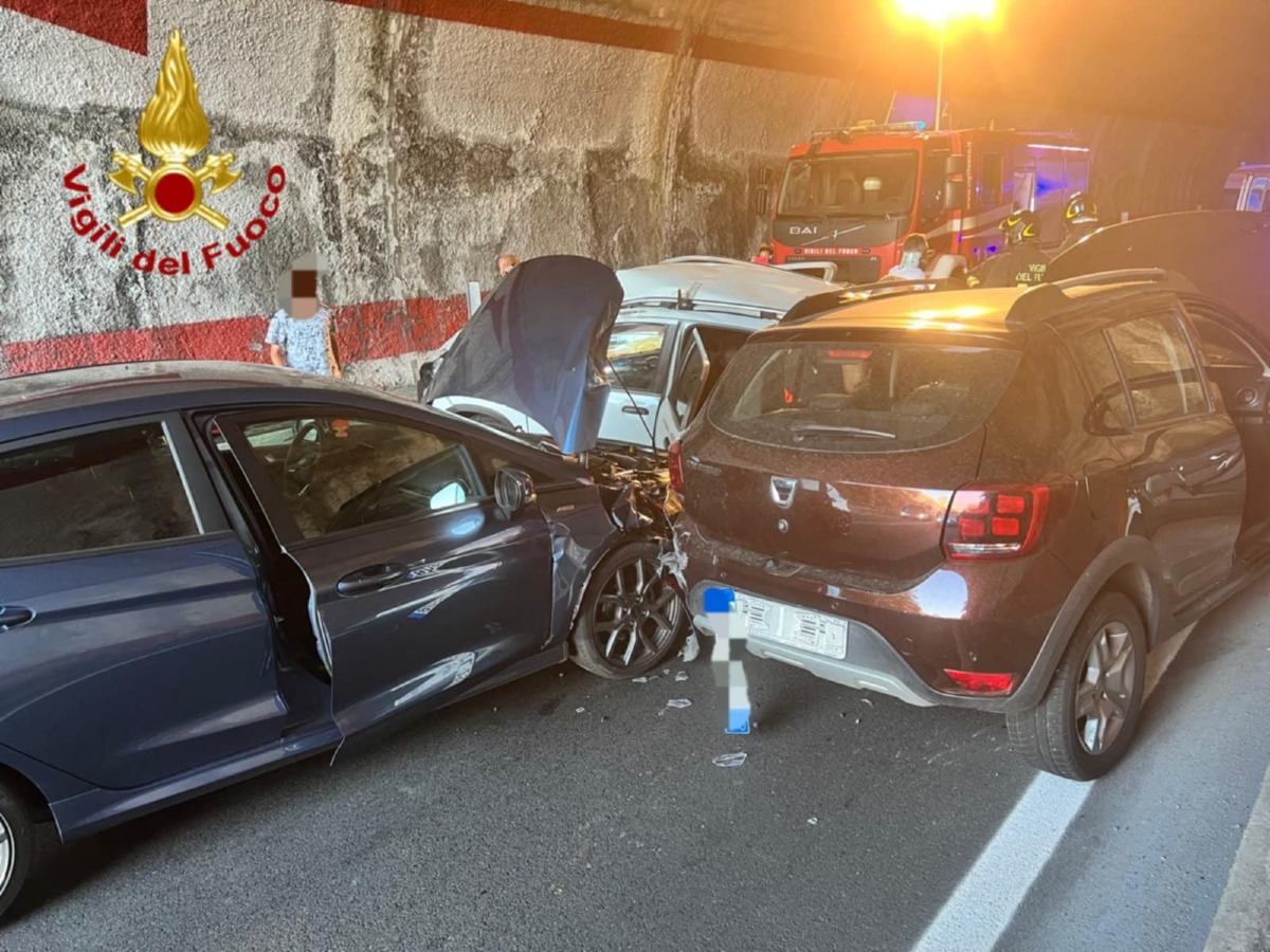 Incidente sulla S.S. 107: quattro auto coinvolte, strada chiusa per due ore - 