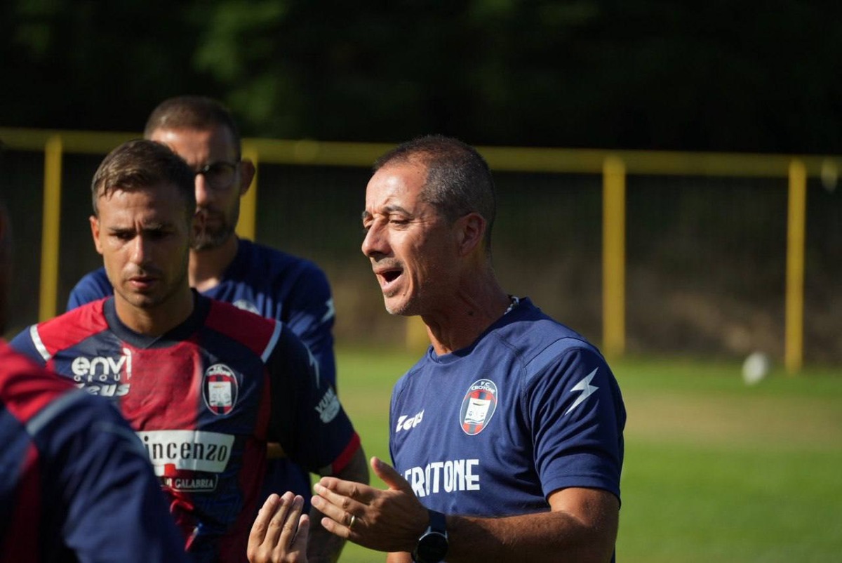 #CrotoneRoccadiNeto 6-1 | Mister Longo: "Sensazioni positive, c'è la giusta disponibilità" - 