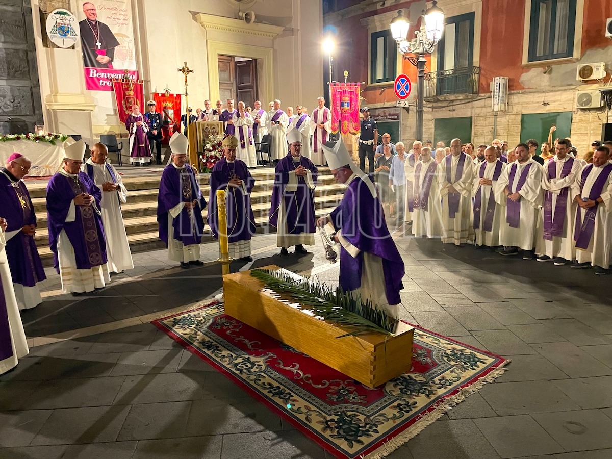 A Crotone l'ultimo saluto a Monsignor Cantafora. Parisi: “Un unico difetto: aveva un cuore troppo buono” - 