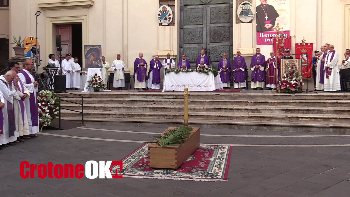 (VIDEO) Ieri l’ultimo saluto a Don Gino: piazza Duomo gremita per il vescovo dal cuore buono - 