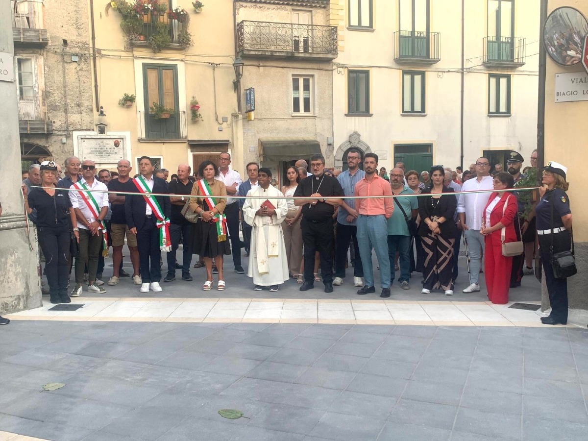 Laino Borgo, inaugurata piazza Navarro: il centro storico diventa il salotto elegante della città - 
