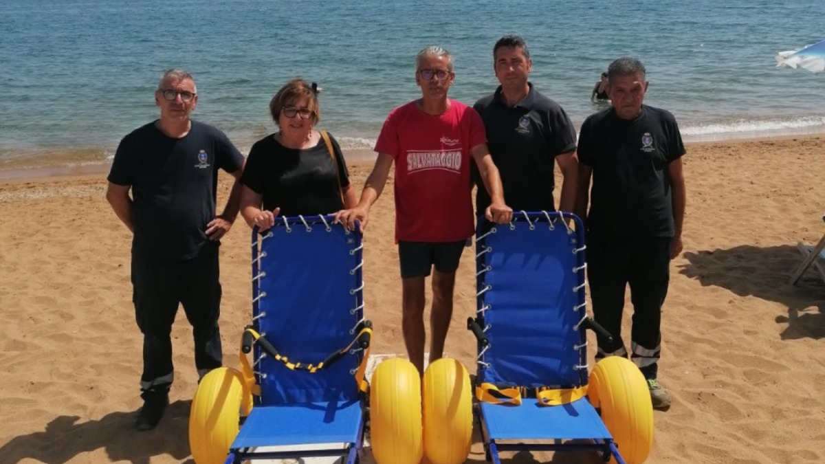 Crotone più inclusiva: donate due sedie JOB per l’accesso al mare delle persone con disabilità - 