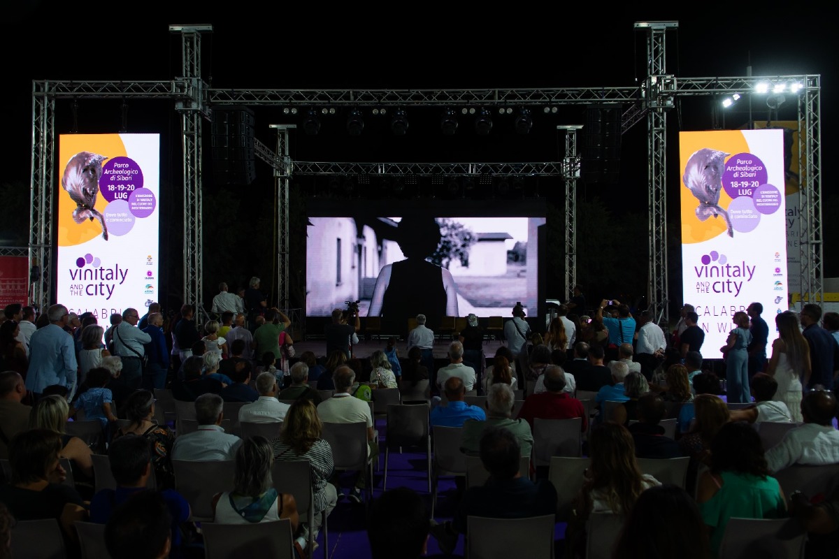 Con lo spot girato nel Campo Ferramonti di Tarsia si è conclusa la seconda edizione del Vinitaly and the City a Sybaris - 