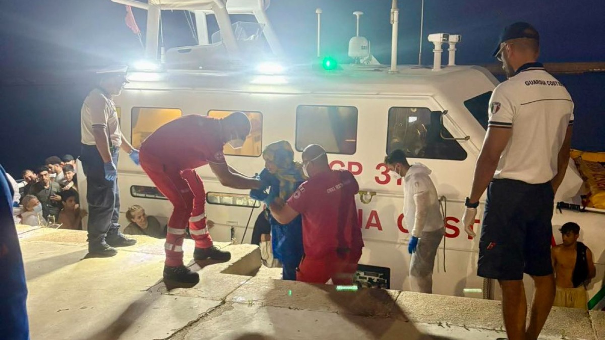 Migranti, 73 persone soccorse al largo di Crotone -