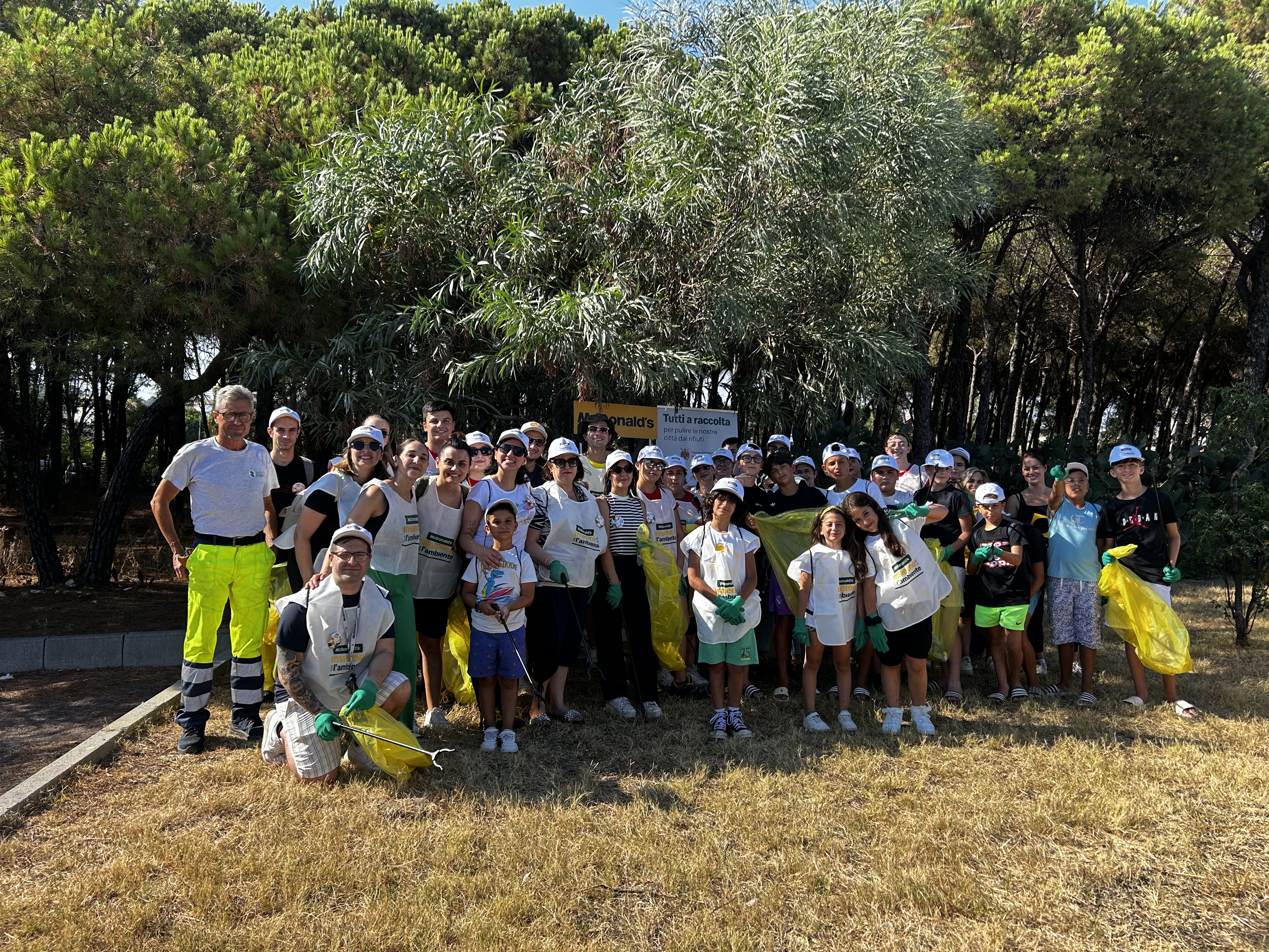 Catanzaro - McDonald’s in campo per l’ambiente: 25 sacchi di rifiuti raccolti nella Pineta di Giovino - 