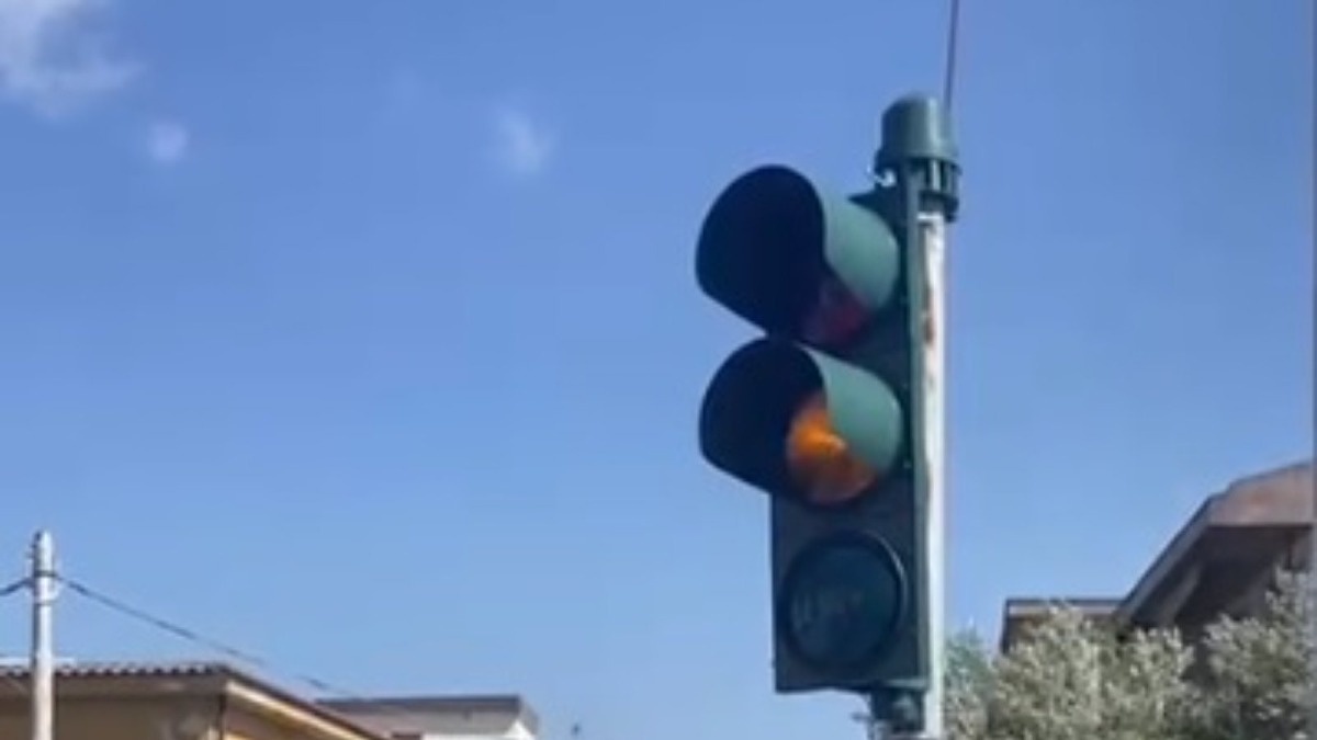 Ripristinato il semaforo di via Lenza: intervento rapido del Comune di Catanzaro - 