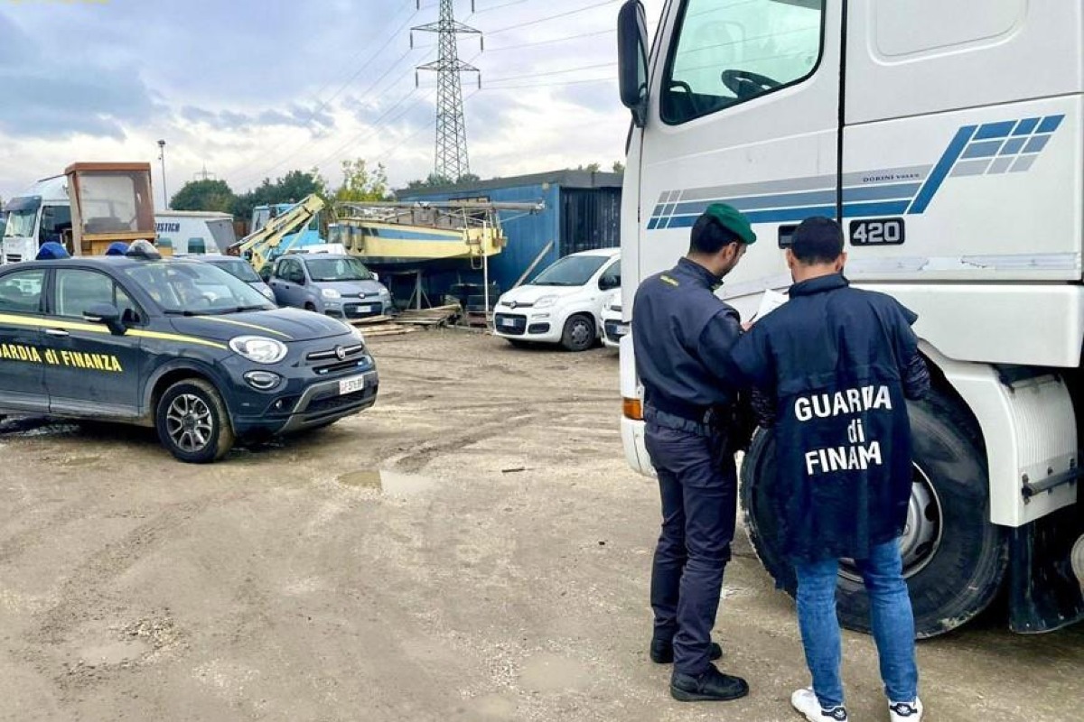 Appropriazione indebita ai danni di un’azienda di noleggio: sequestrati 16 automezzi pesanti a una società lametina - 