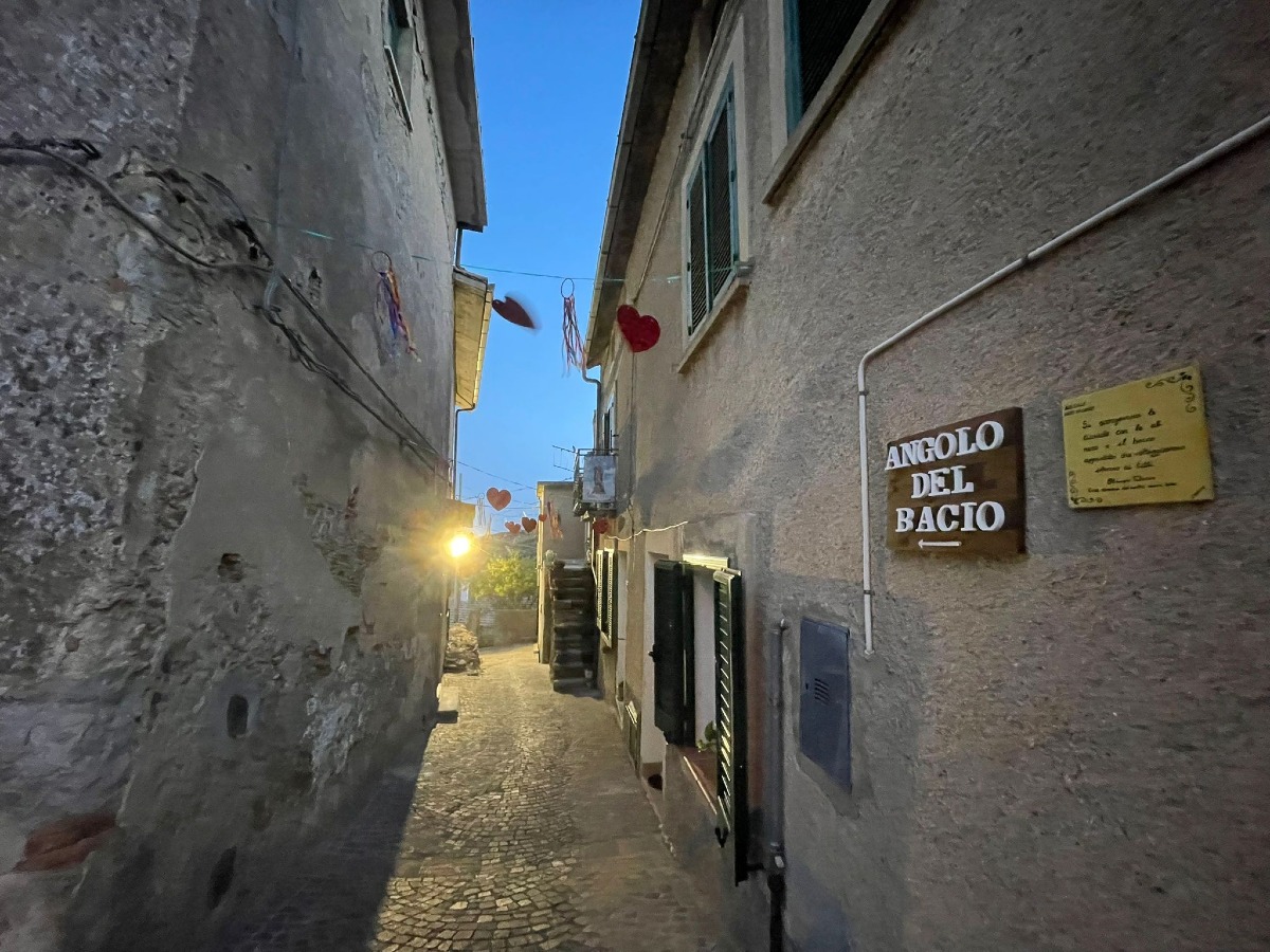 Caccuri, l’“Angolo del Bacio” si veste di poesia: cuori colorati realizzati dagli alunni dell’Istituto Comprensivo - 