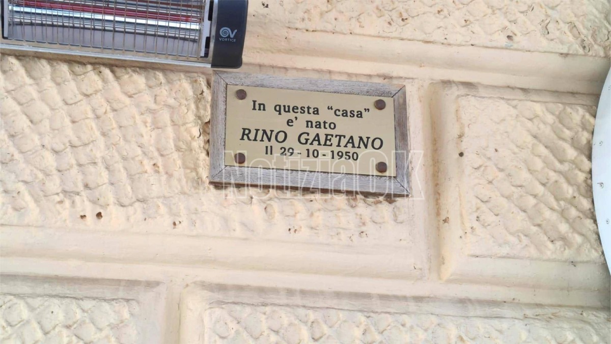 Crotone non dimentica: sul lungomare una targa ricorda la casa di Rino Gaetano - 