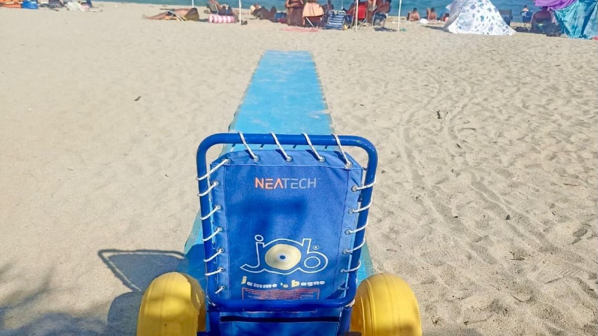 Stalettì, torna la sedia JOB: accesso al mare per anziani e disabili - 