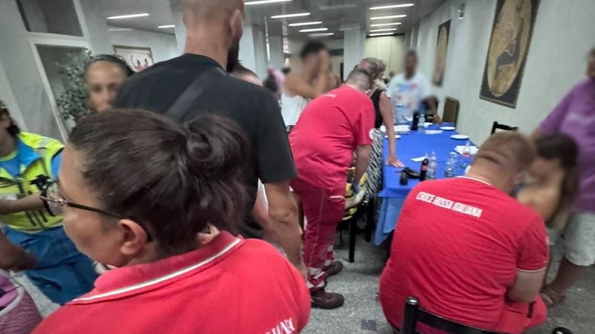 Un muro di fiamme ha minacciato Cirò Marina: l'evacuazione del villaggio turistico e la solidarietà che ha salvato 245 persone - 
