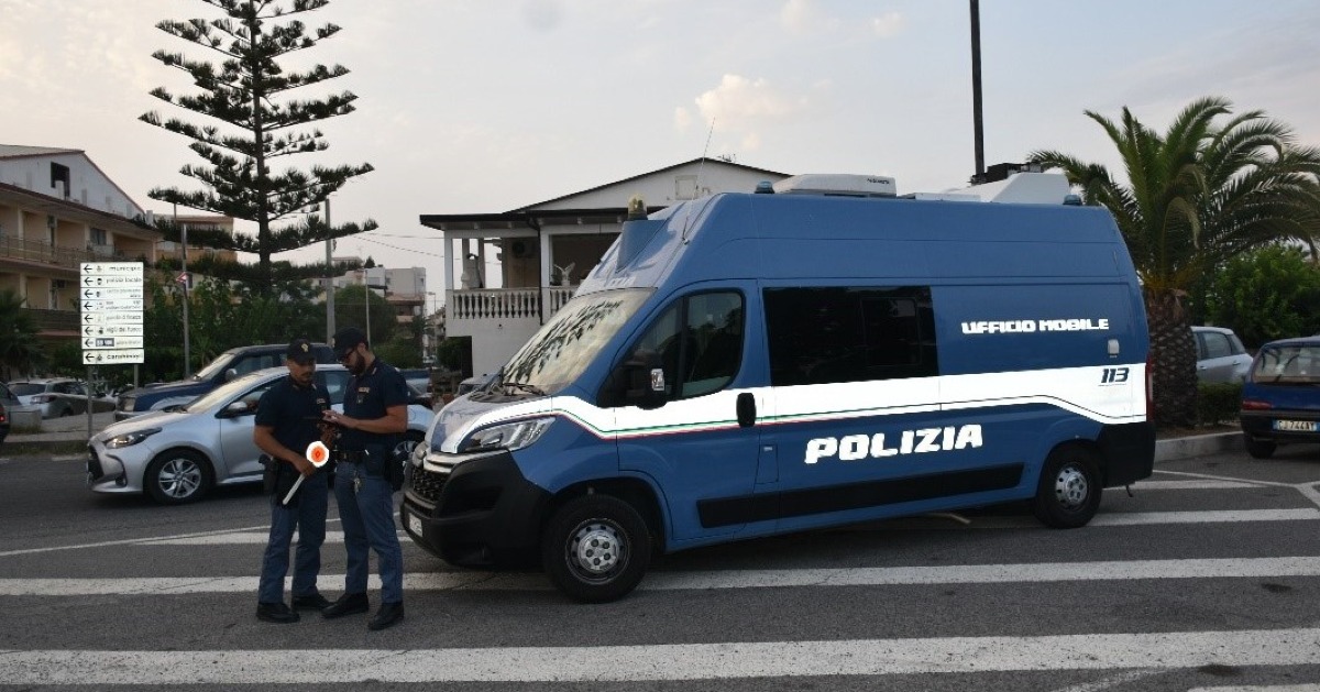 Crotone: raffica di controlli della Polizia di Stato sulla movida tra Cirò Marina e Le Castella - 