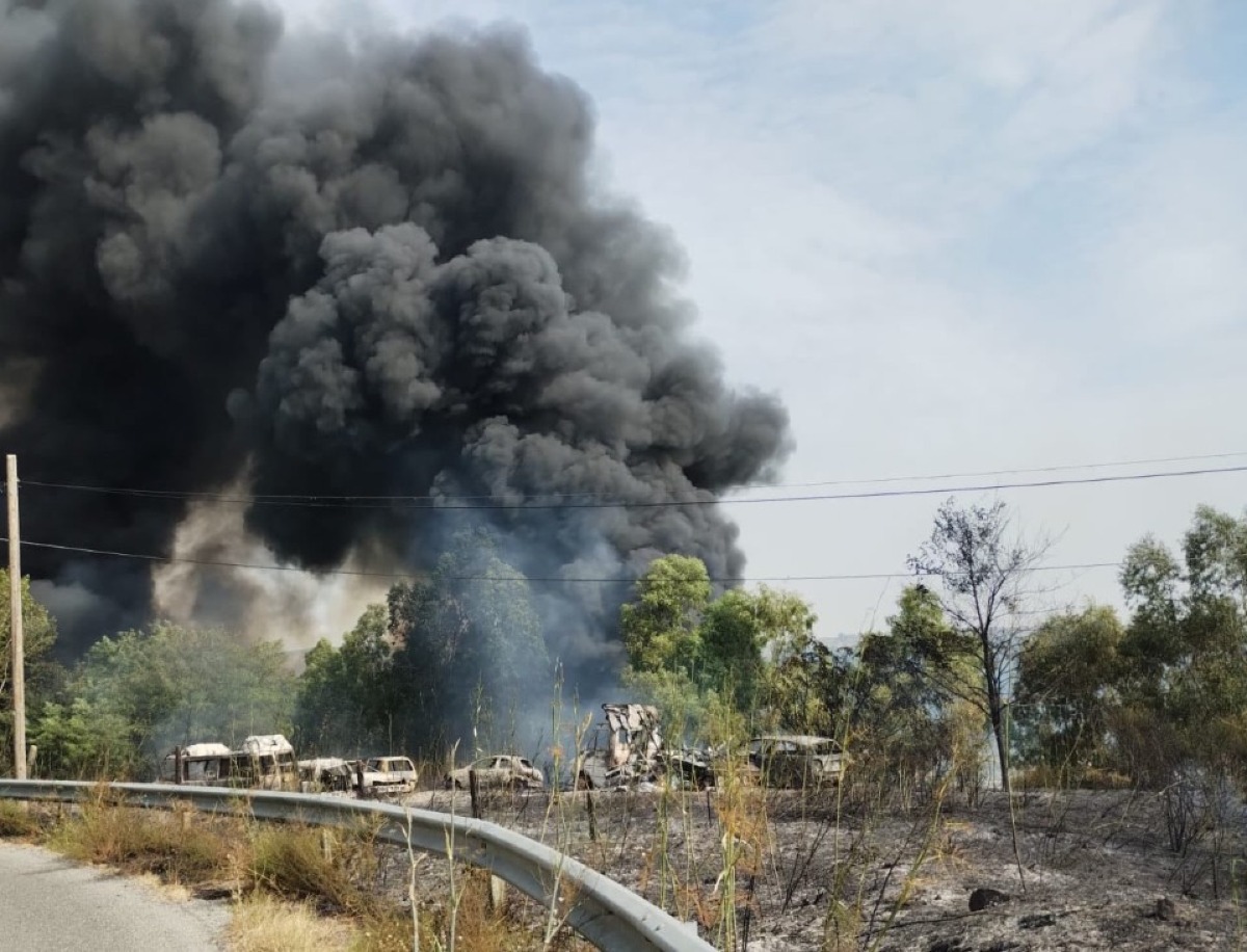 Incendio devastante nel crotonese: abitazioni e proprietà minacciate dalle fiamme - 