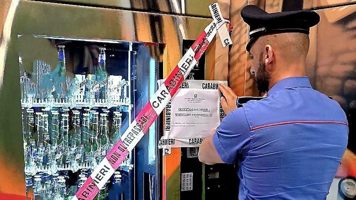 Controlli dei Carabinieri a Catanzaro: sequestrate 7 rivendite automatiche per vendita irregolare di alcolici - 