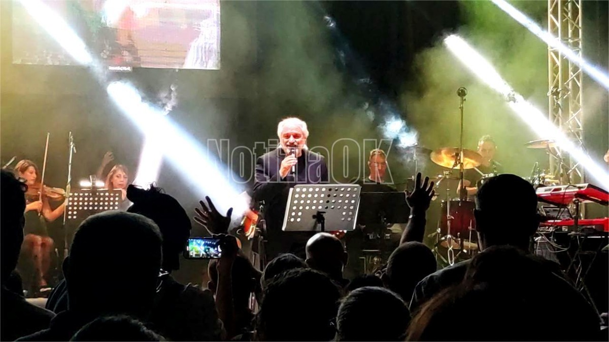 (Foto) Minghi canta l'amore: applausi a Isola C.R. per il ritorno del maestro della musica italiana - 