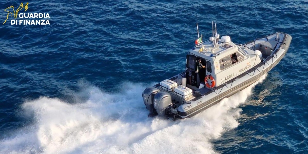 Moto d’acqua alla deriva a Marina di Gioiosa: giovane salvato dalla Guardia di Finanza - 