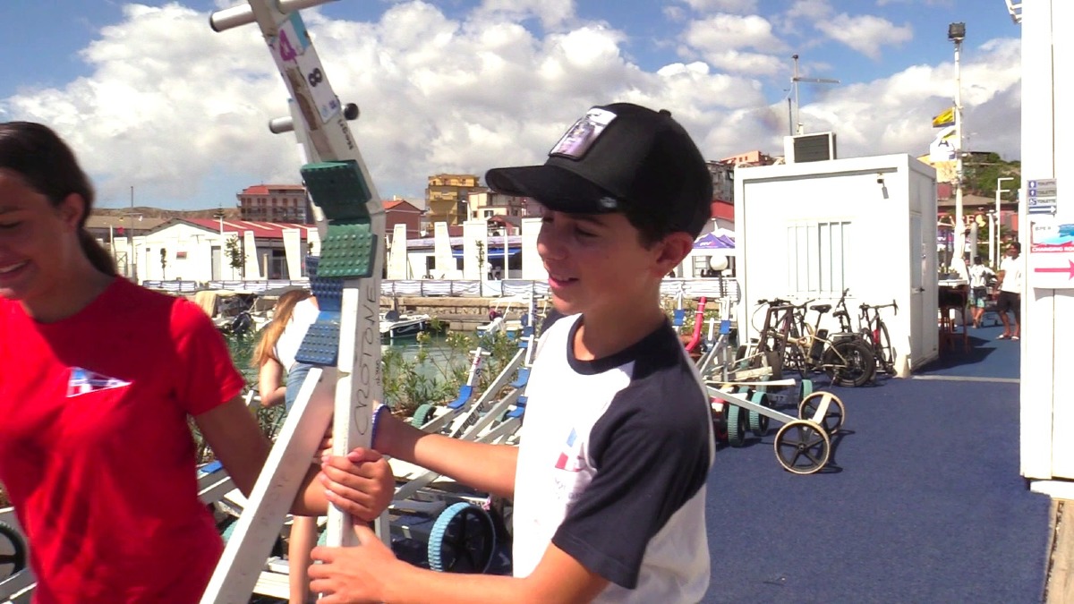 (VIDEO) Crotone prende il largo con i suoi giovani velisti - 