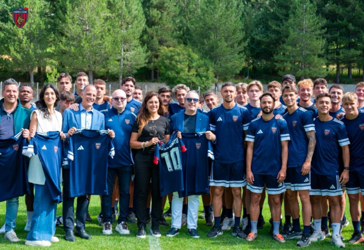 Serie C, il Cosenza Calcio termina il ritiro pre-campionato: incontro tra la squadra e il presidente Succurro e le autorità locali - Crediti: Cosenza Calcio
