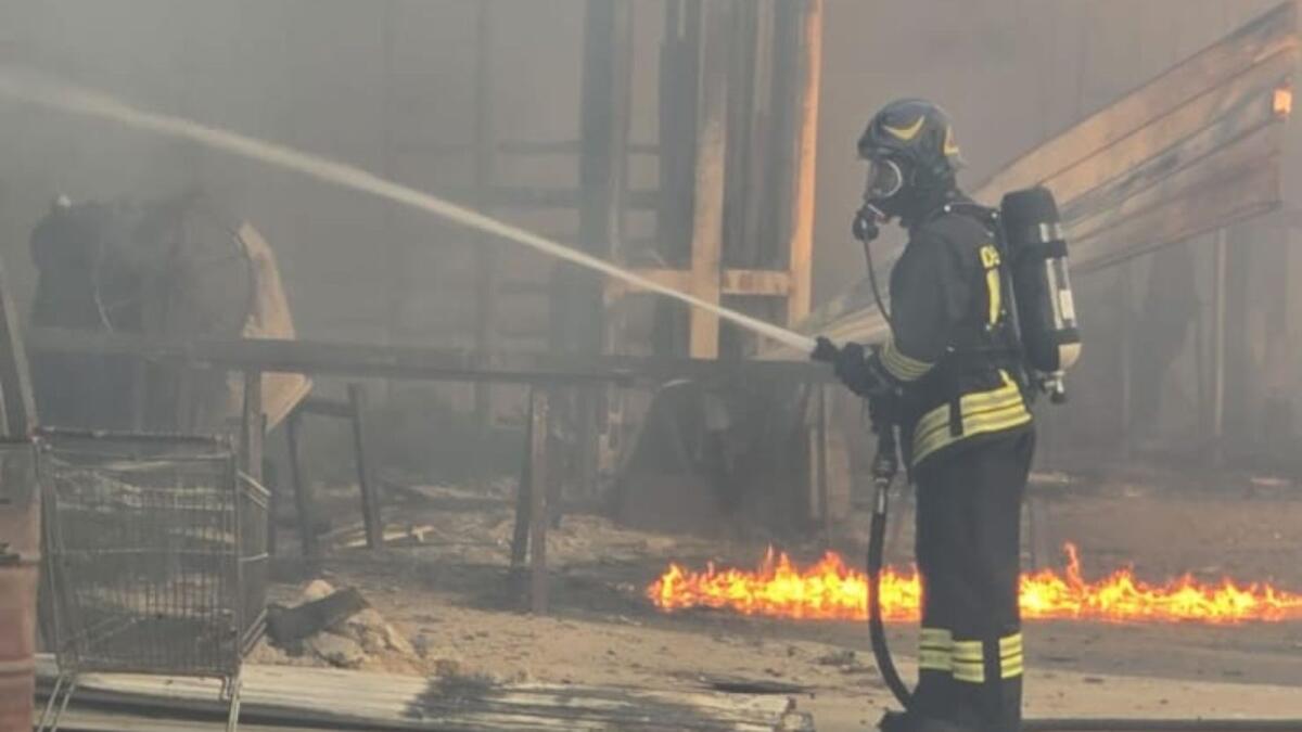 Incendio ad Acri: in fiamme un capannone per la lavorazione di infissi -