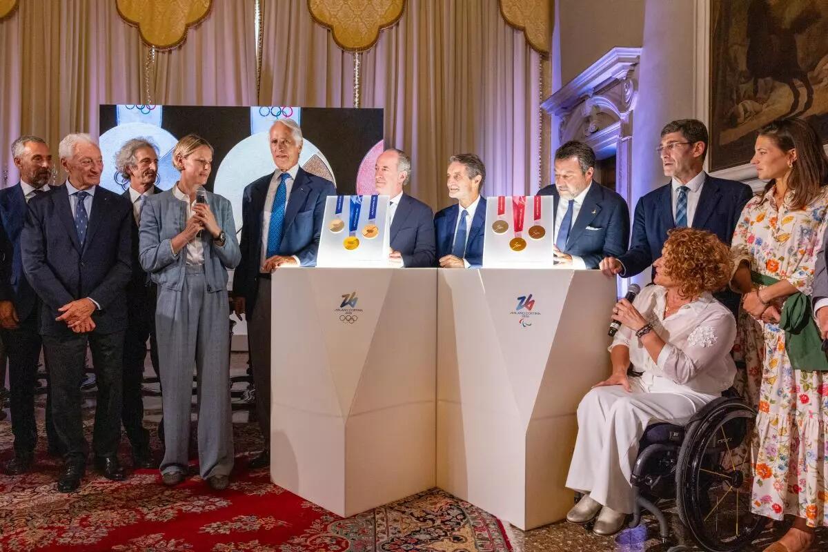 Milano – Cortina, svelate le medaglie dei Giochi Olimpici e Paralimpici - 