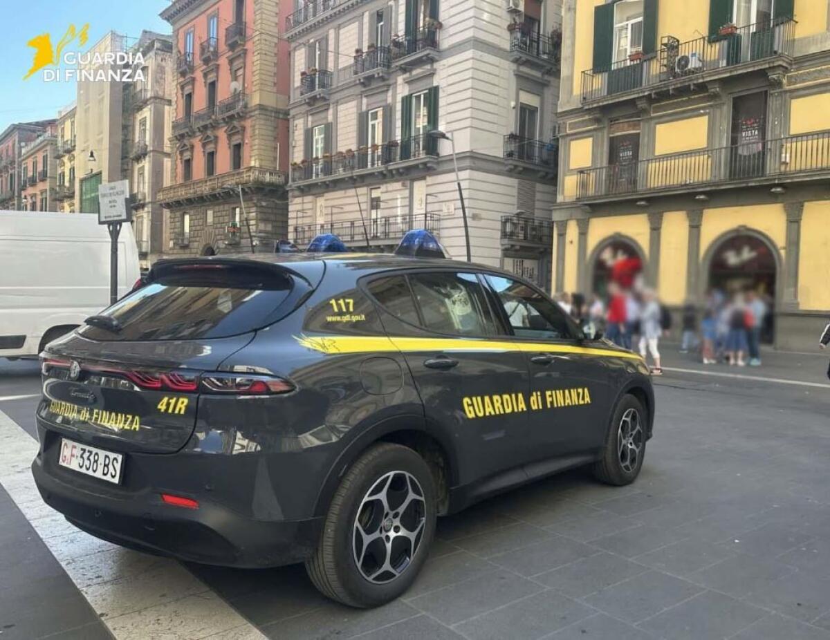 Napoli, lotta alla contraffazione. Sequestrati oltre 18 mila articoli - 