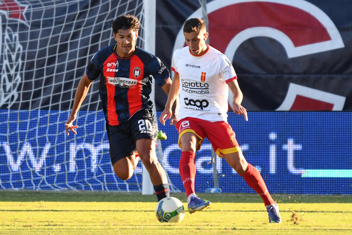 Calciomercato | Il Crotone cede Kostadinov, risoluzione del contratto per Rojas e Voncina - 