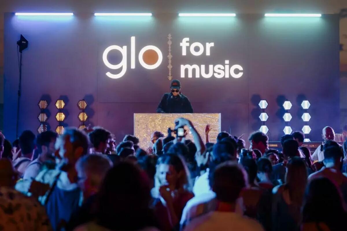 “glo for music”, a Fregene esibizione live a sorpresa di Tananai - 