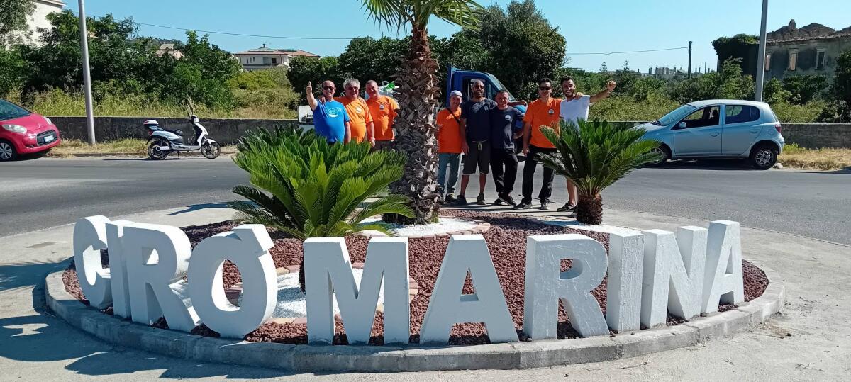 Completata la riqualificazione della rotonda di via Brisi: l’impegno dell’Associazione Città Pulita per Cirò Marina - 