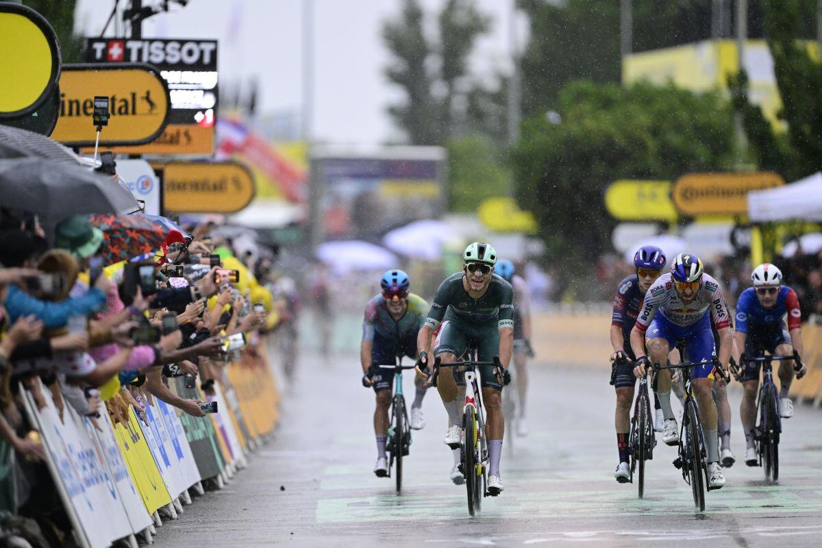 Secondo timbro al Tour per Milan, sprint vincente nella 17^ tappa - 