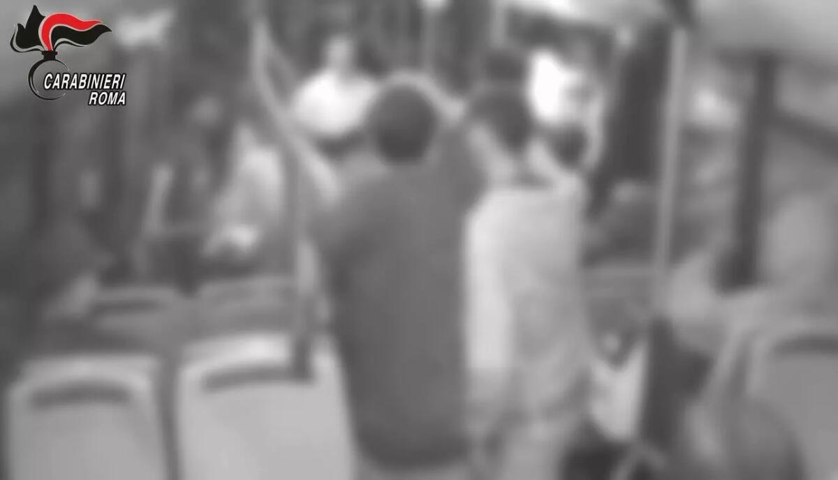 Aggressione razzista su un bus a Roma, misure cautelari per 4 giovani - 