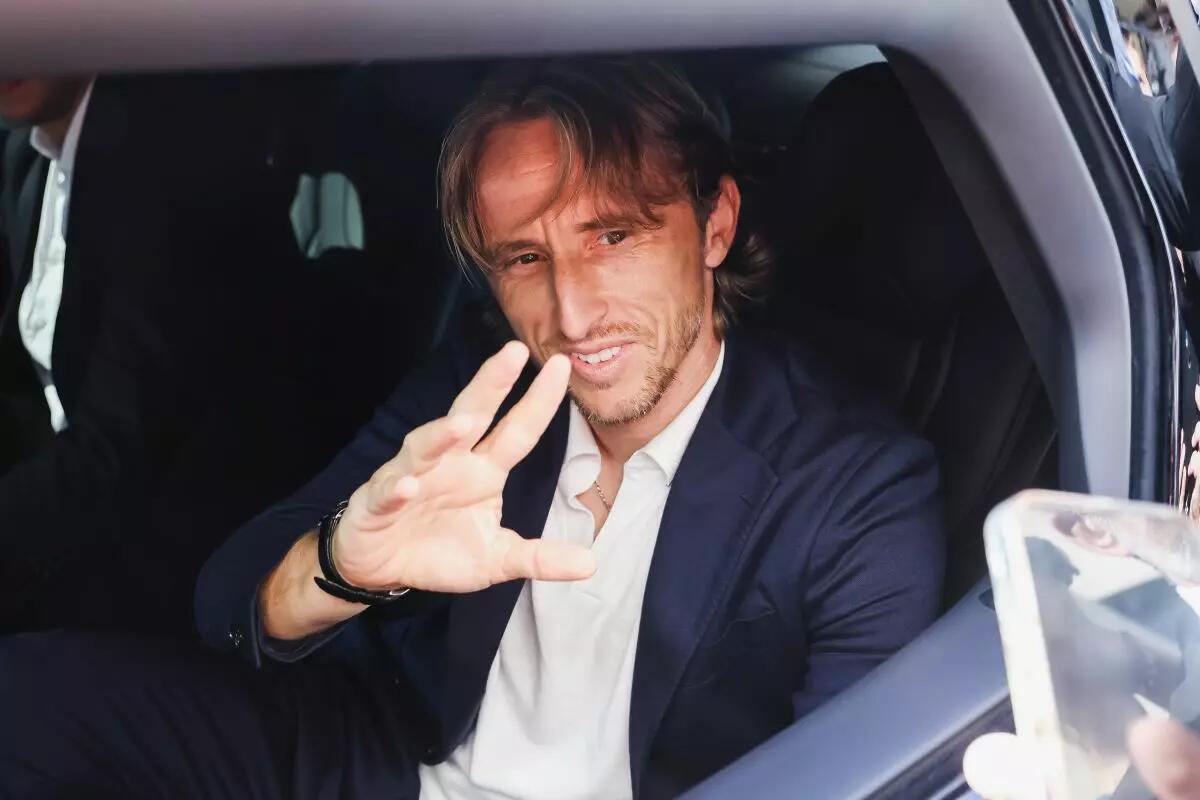 Ufficiale Modric al Milan, avrà la maglia numero 14 - 