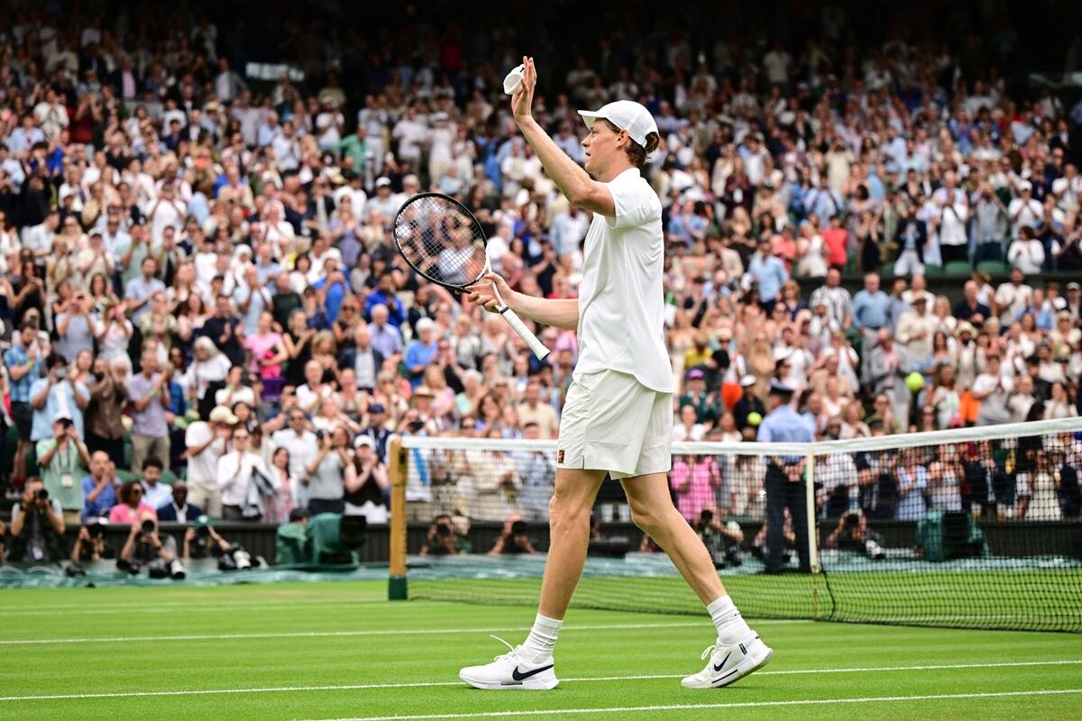 Sinner agli ottavi a Wimbledon, avanti anche Cobolli -