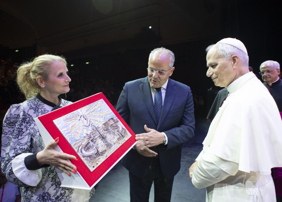 Michele Affidato e la luce di speranza: l’opera per il Giubileo sacerdotale donata a Papa Leone XIV -