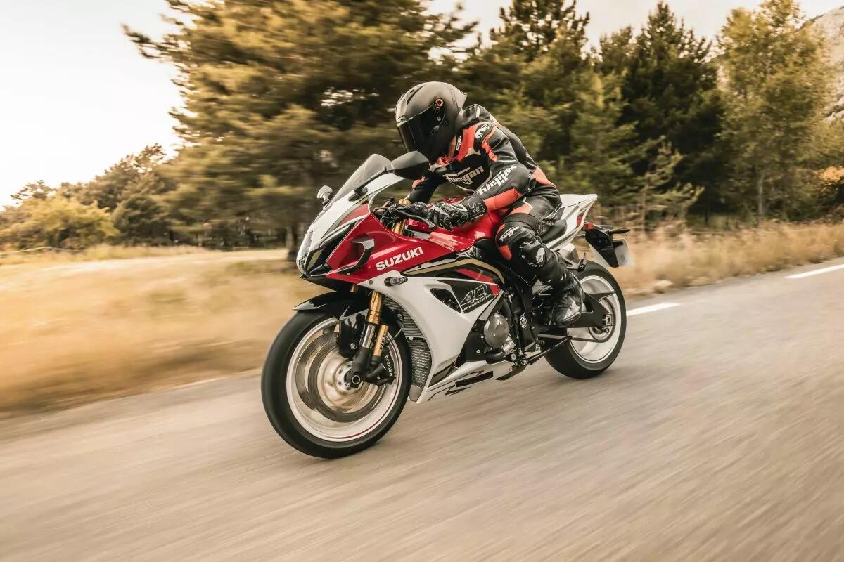 Suzuki GSX-R1000R, 40 anni di adrenalina - 