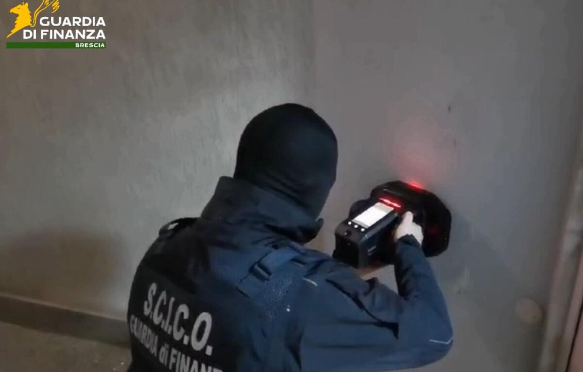 Traffico di droga, estradato dagli Emirati Arabi latitante albanese - 