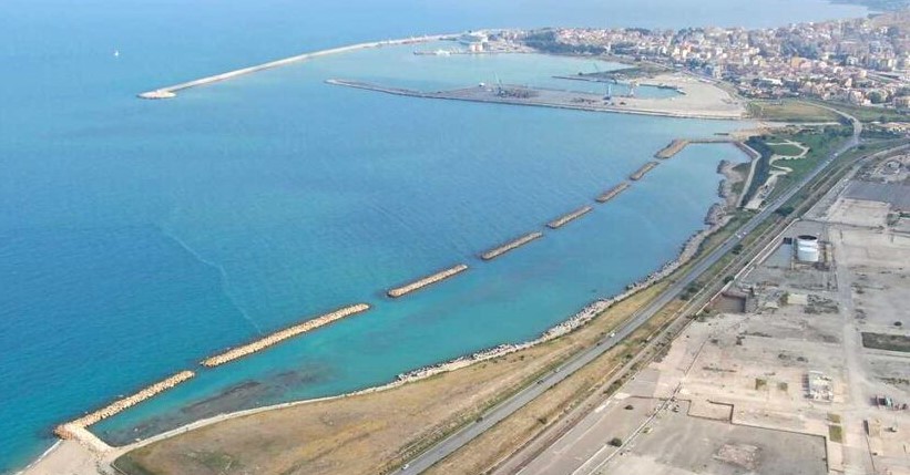 Bonifica Crotone, via ai primi carichi di rifiuti dopo 25 anni -