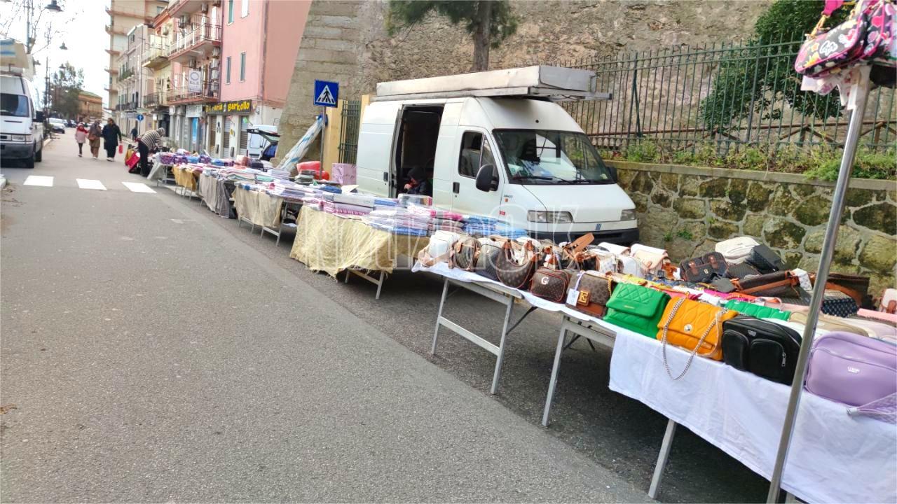 Crotone - Domani in viale Regina Margherita il tradizionale mercato del primo giovedì del mese - 
