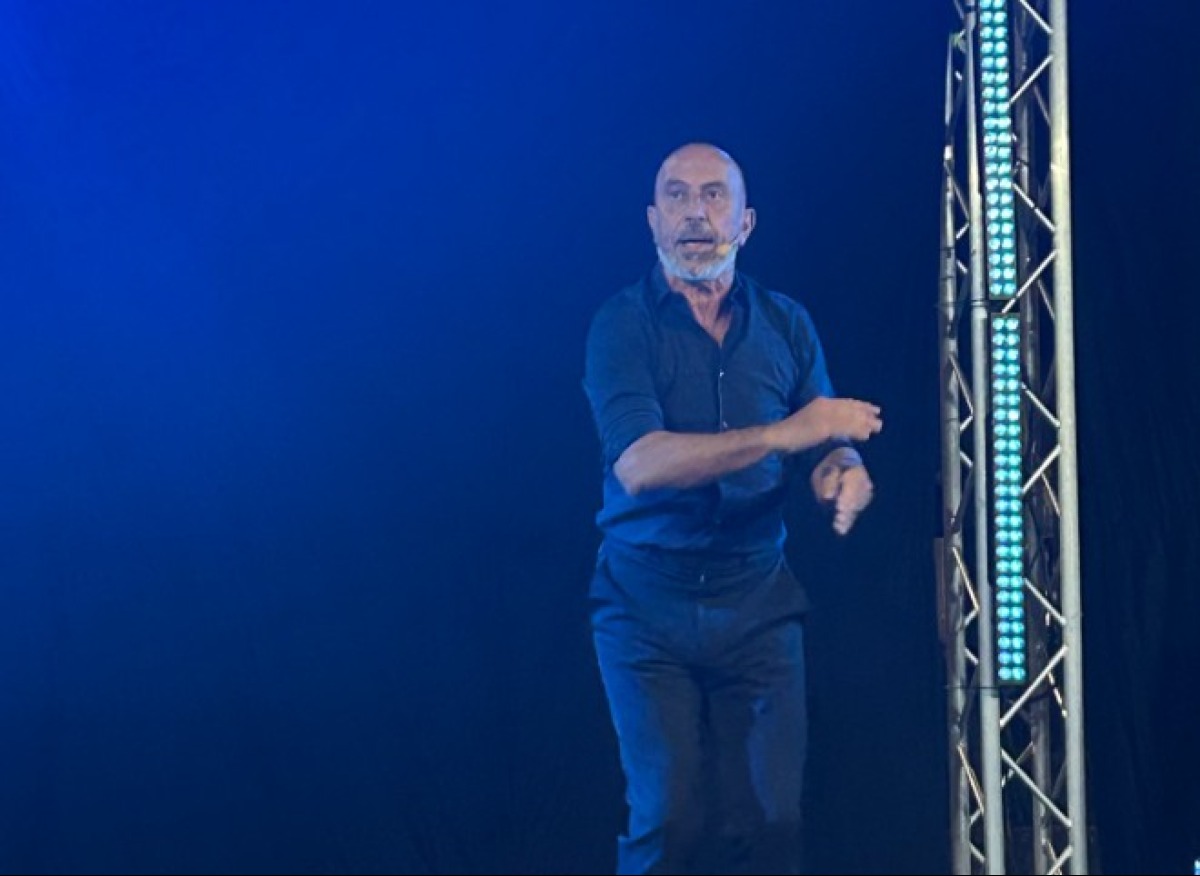 Tarsia SummerFest 2025: un successo Piazza San Francesco per lo spettacolo di Roberto Ciufoli -