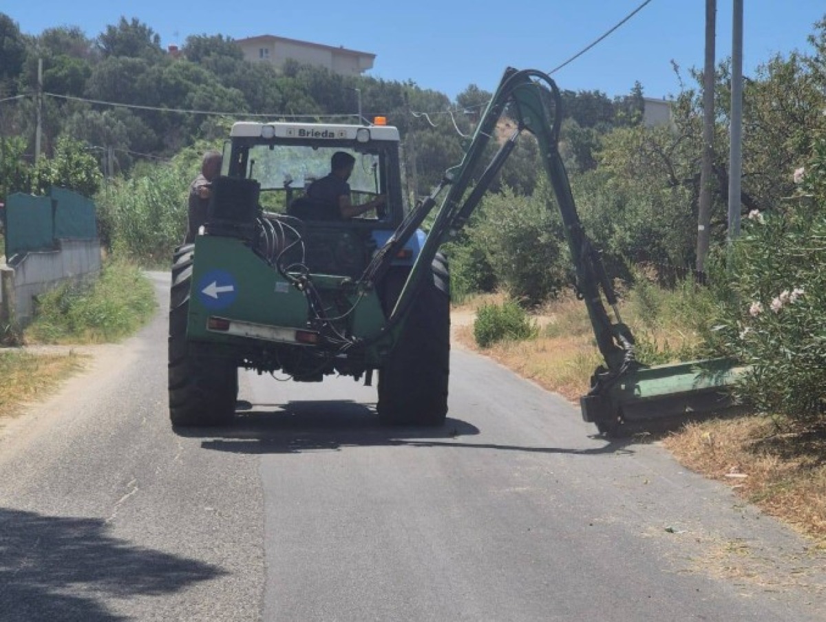 Sellia Marina, intervento di pulizia straordinaria delle strade provinciali - 