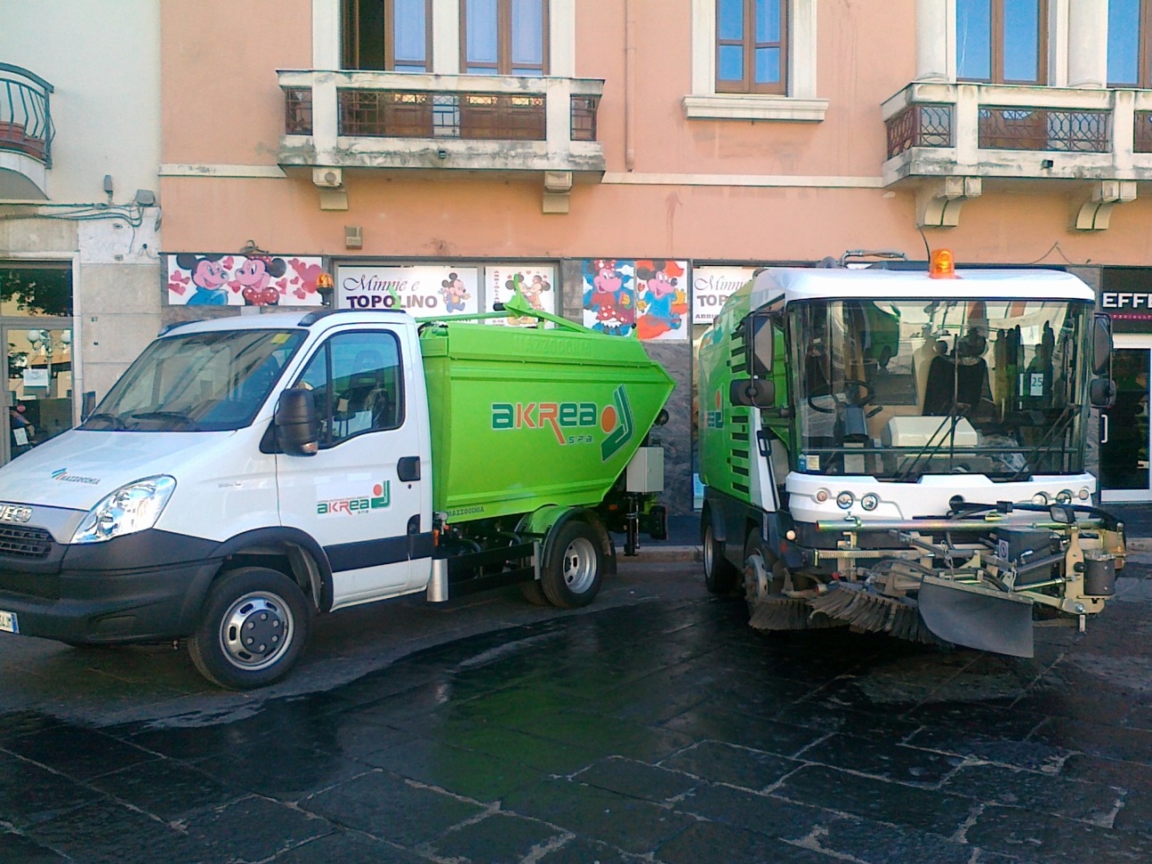 Crotone - Più controlli e spazzatrici in azione: Akrea e Comune rilanciano il decoro urbano - 