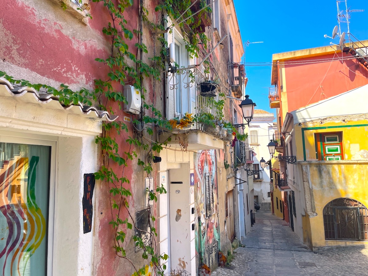 Un giro nel centro storico di Crotone: colori lungo discesa Soda - 