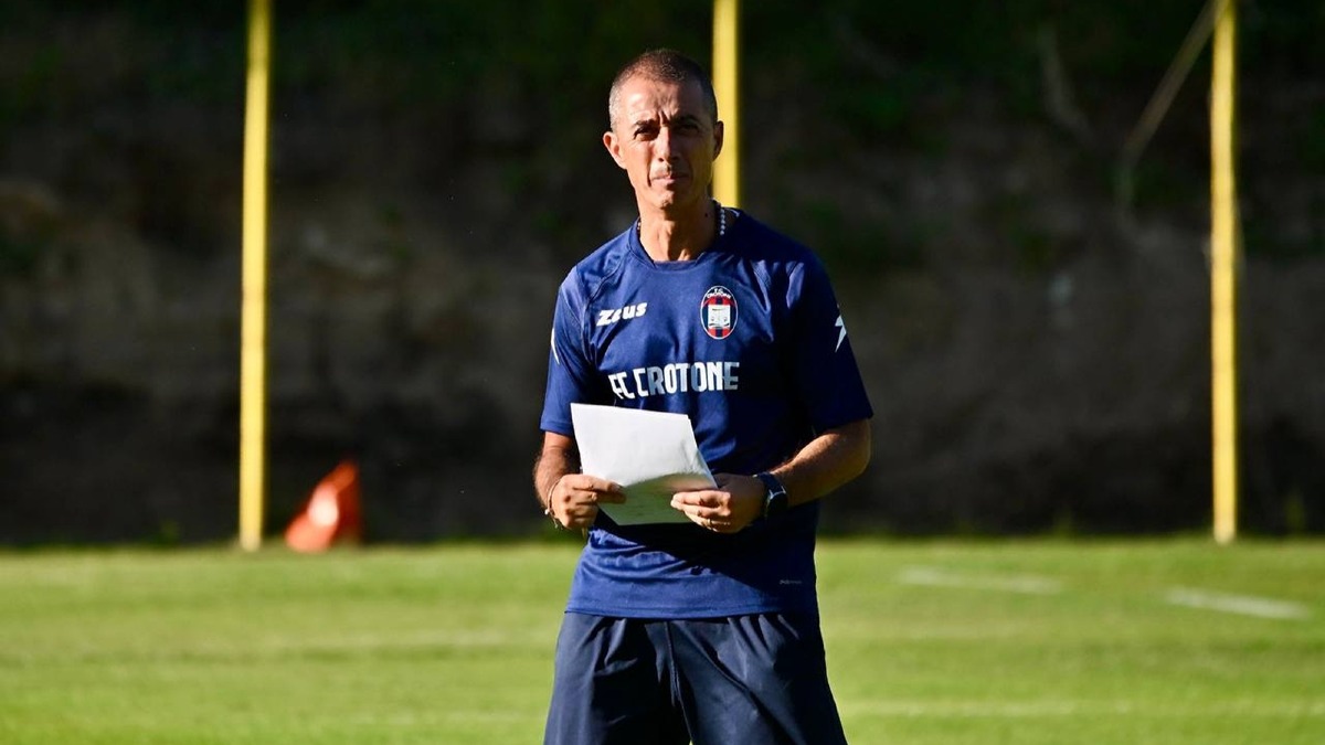 Crotone Calcio | Longo: “Resta solo se lo si merita, chi non dimostra attaccamento sarà fuori” - 