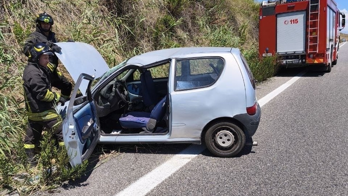 Catanzaro - Auto si ribalta sulla rampa per la SS106 Var/A: giovane ferito, intervengono i Vigili del Fuoco - 