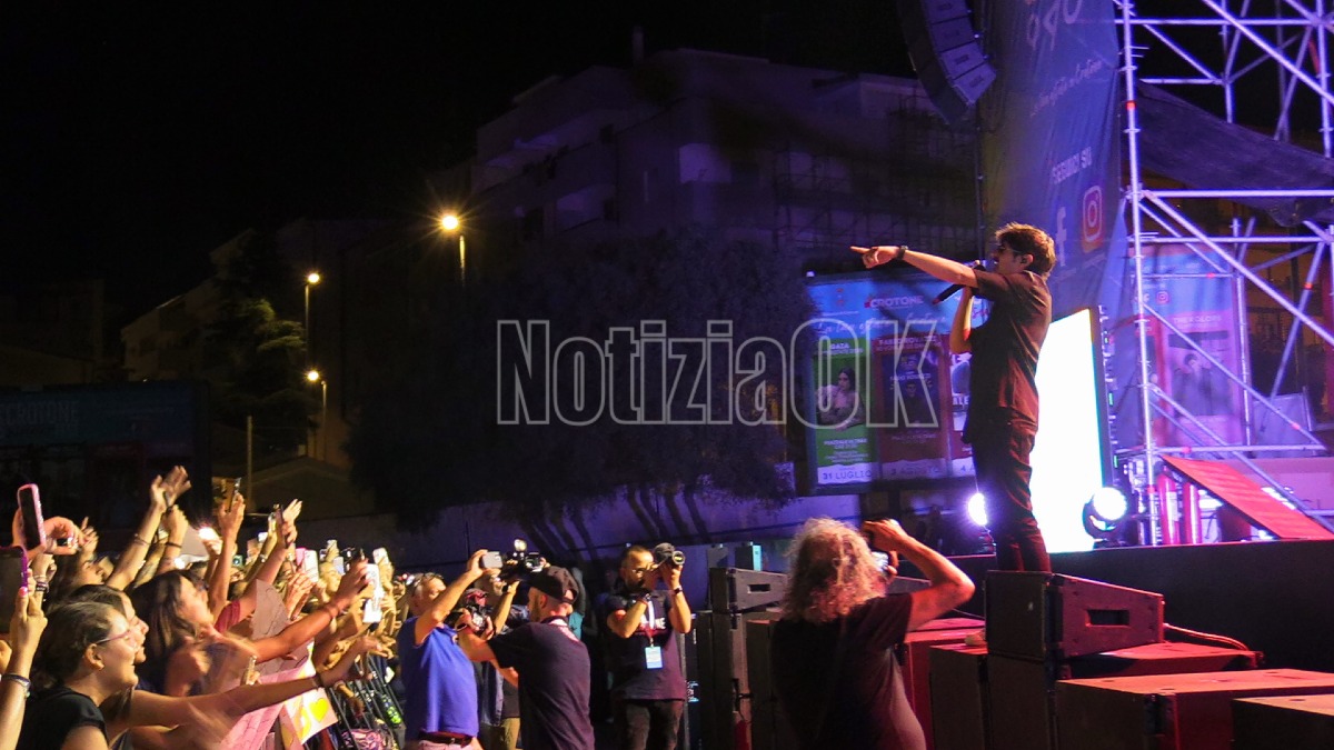 (VIDEO) Fabio Rovazzi fa cantare la Generazione Z e Alpha a Crotone: boom di pubblico in piazzale Ultras - 
