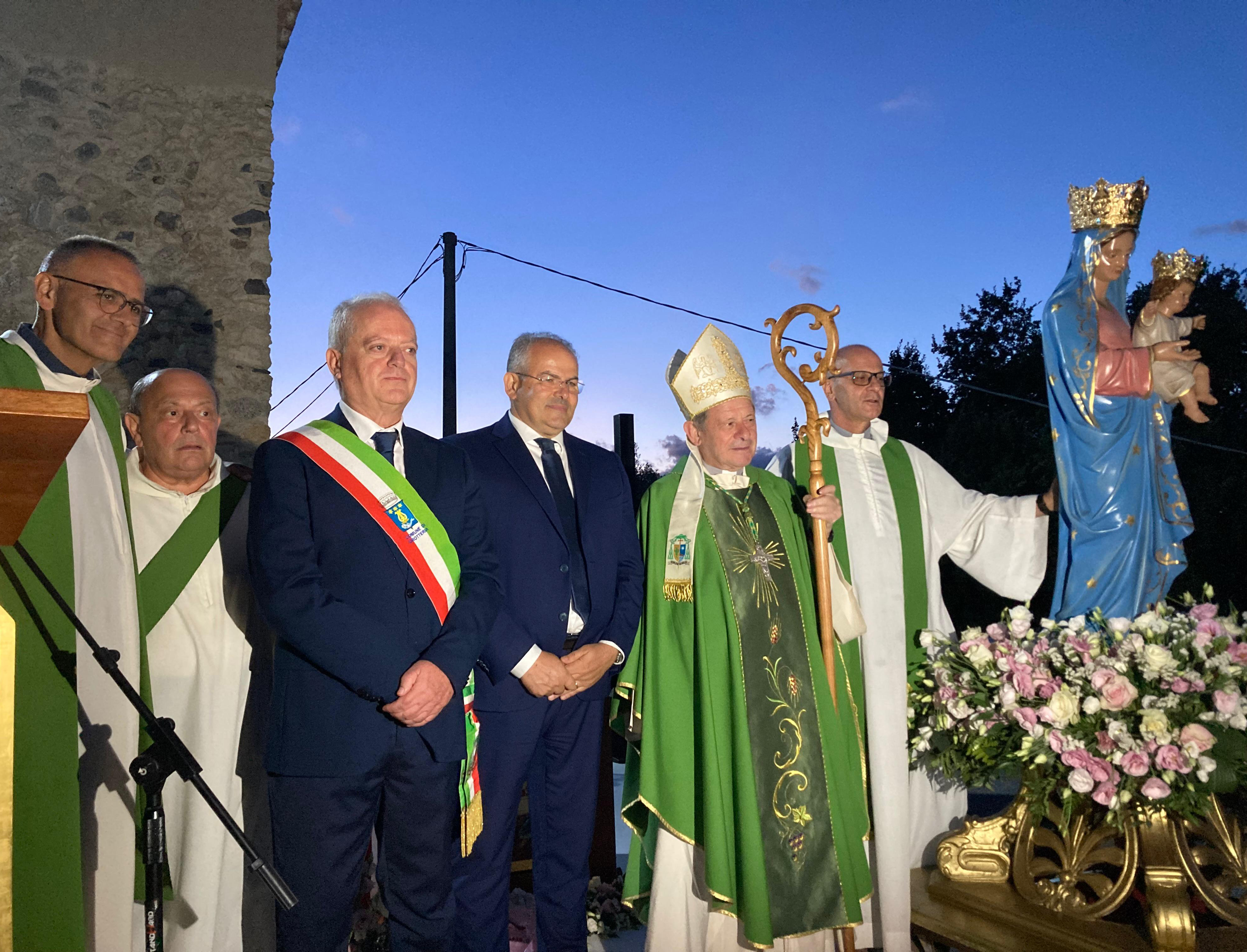 Grotteria - Le corone di Affidato per la Madonna delle Grazie: un gesto di fede collettiva - 