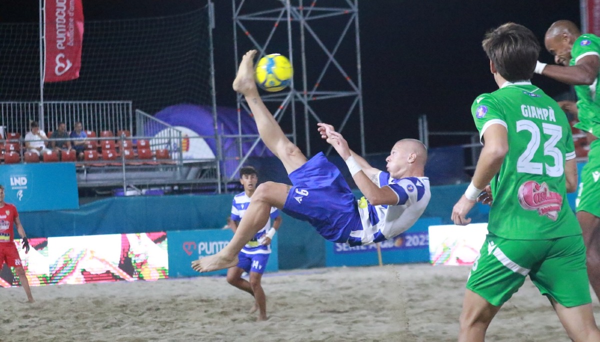 Cirò Marina capitale del beach soccer: spettacolo e gol nei Play Off Q8 e in Serie B - 