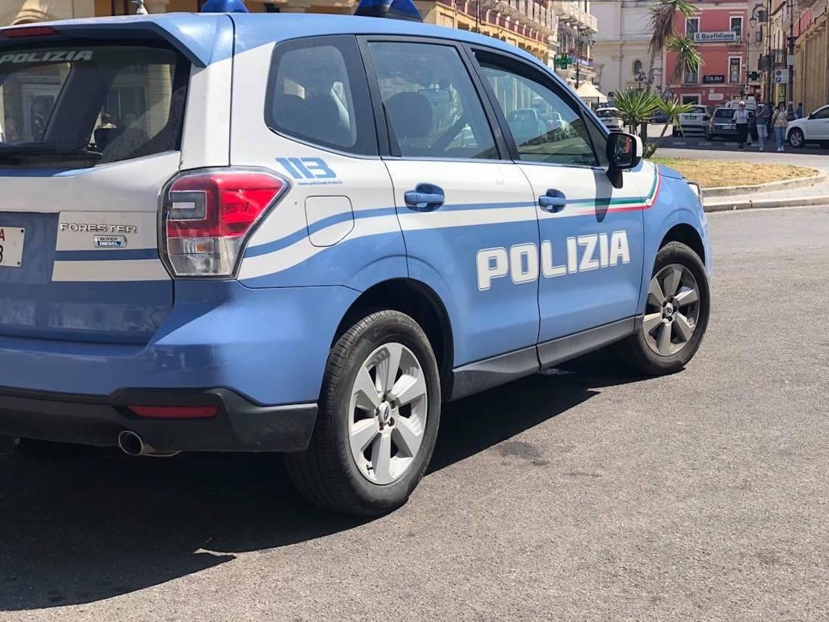 Stalking a Crotone, scatta il divieto di avvicinamento con braccialetto elettronico per un uomo - 