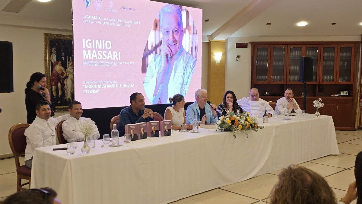 Sala gremita a Belvedere Marittimo per la presentazione della biografia del maestro Iginio Massari - 