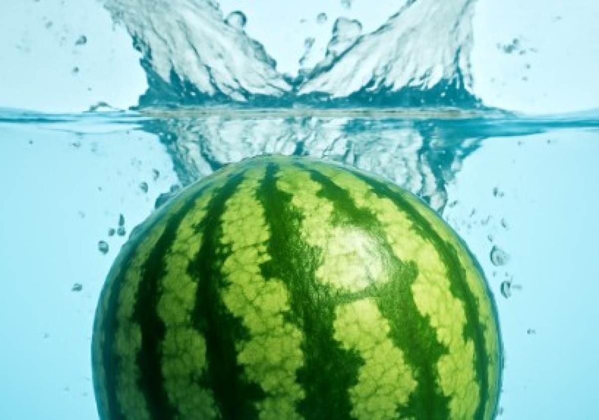 La tradizione del cocomero in acqua: un rito estivo che si rinnova - 