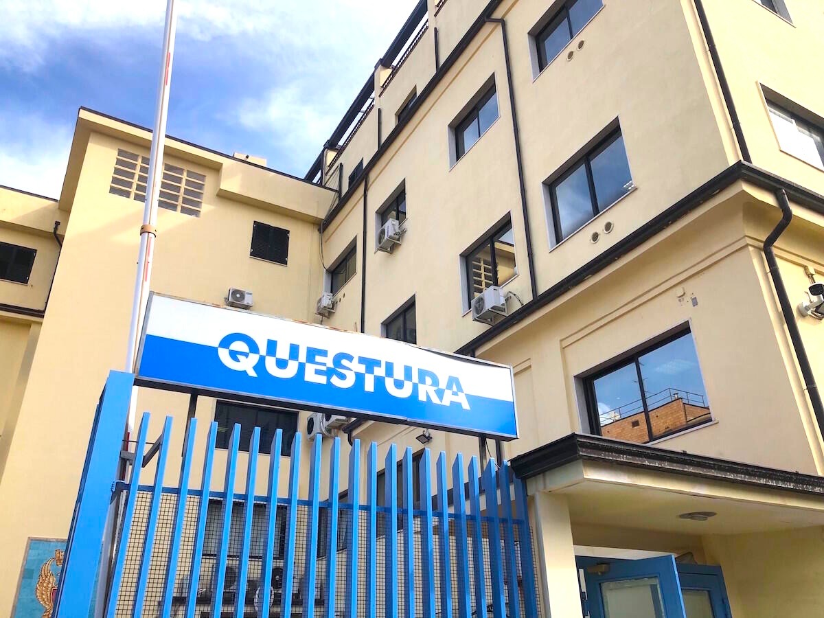 Crotone: braccialetto elettronico e divieto di avvicinamento per atti persecutori e violenza privata - 